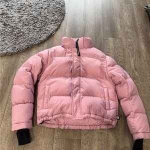 Super World™ THE SUPER (RE)PUFF™ SHORTY
Aritzia PINK MAUVE puffer jacket
